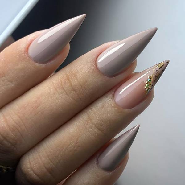unhas claras decoradas estilo francesinha moderna