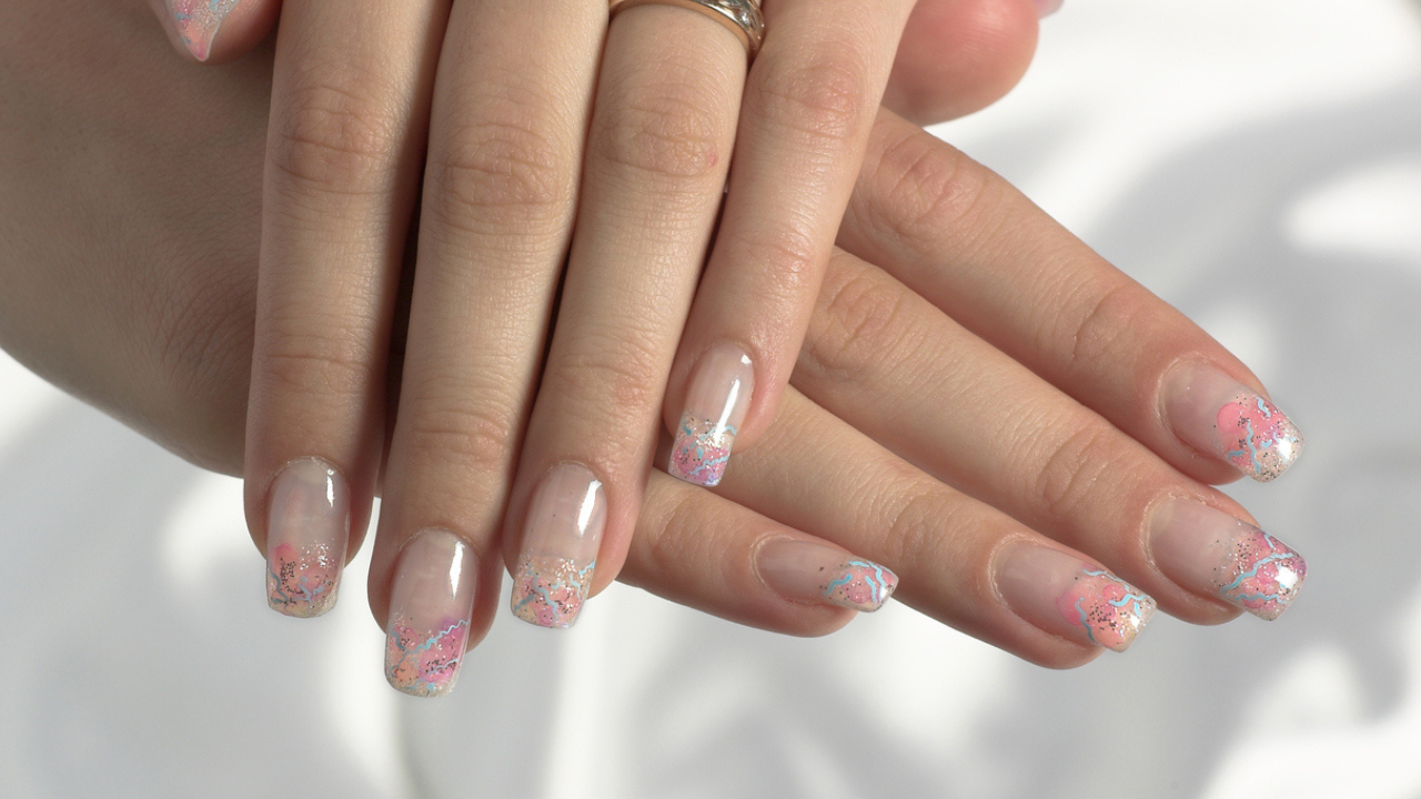 inspirações unhas claras decoradas para casamento