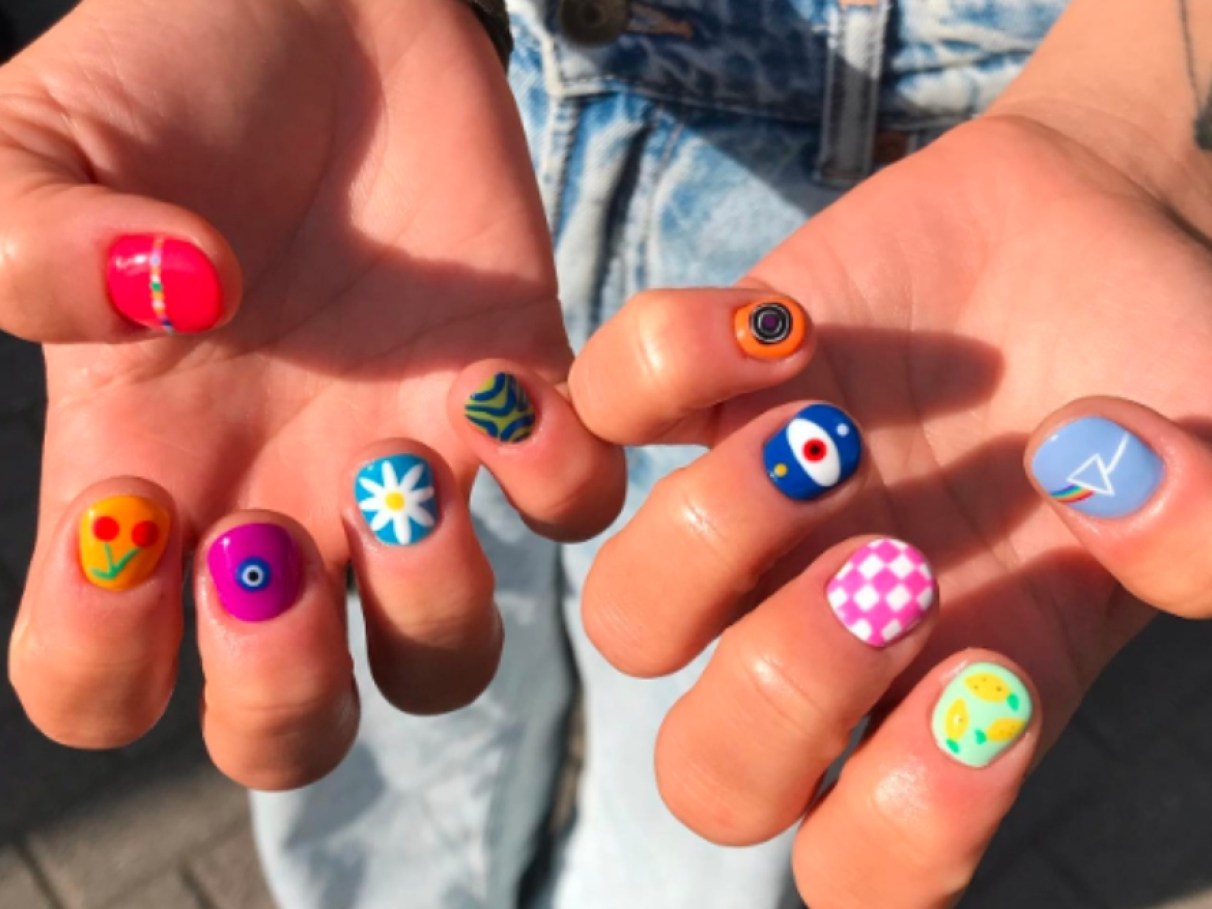 unhas curtas vermelhas