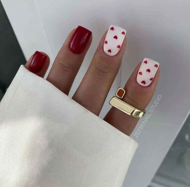 unhas curtas vermelhas