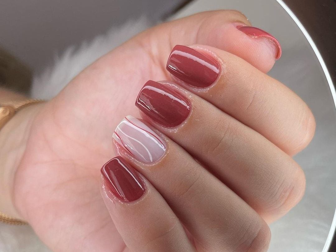 inspiração unhas curtas vermelhas decoradas