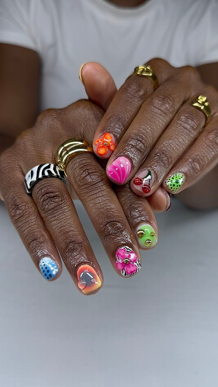 unhas curtas coloridas
