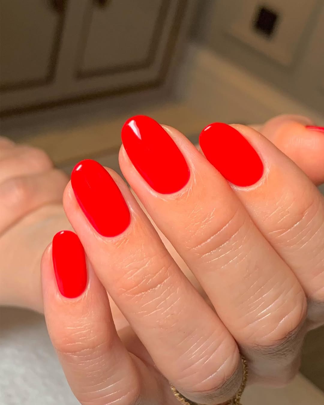 unhas de gel curtas vermelhas formato amendoado