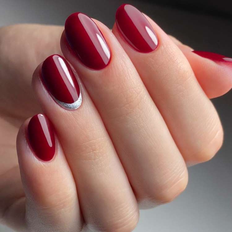 unhas de gel curtas vermelhas vs esmalte comum