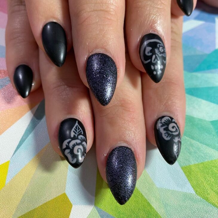 unhas de gel pretas vs unhas de acrílico pretas