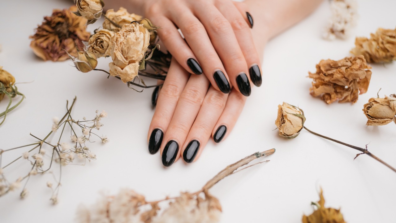 como aplicar unhas de gel pretas foscas