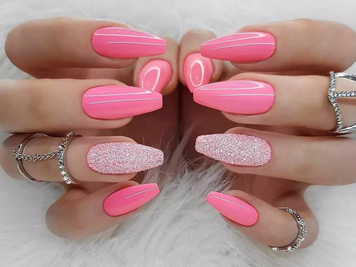 Tendências de Nail Art Rosa com Glitter e Pedrarias