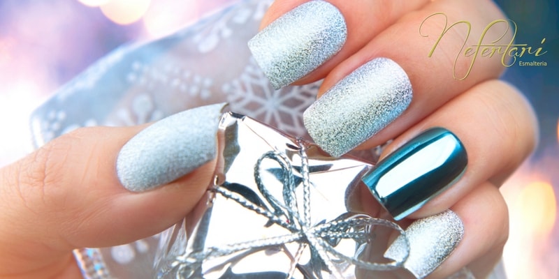 Tendências de unhas de verão: inspirações marinhas e coloridas