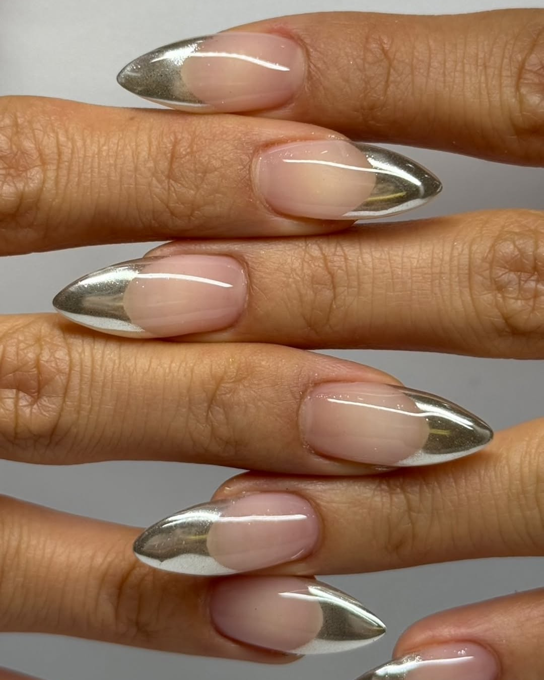 unhas almond com glitter
