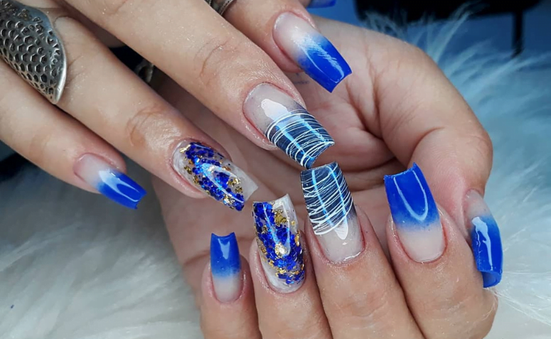 erros comuns ao fazer unhas decoradas azul marinho