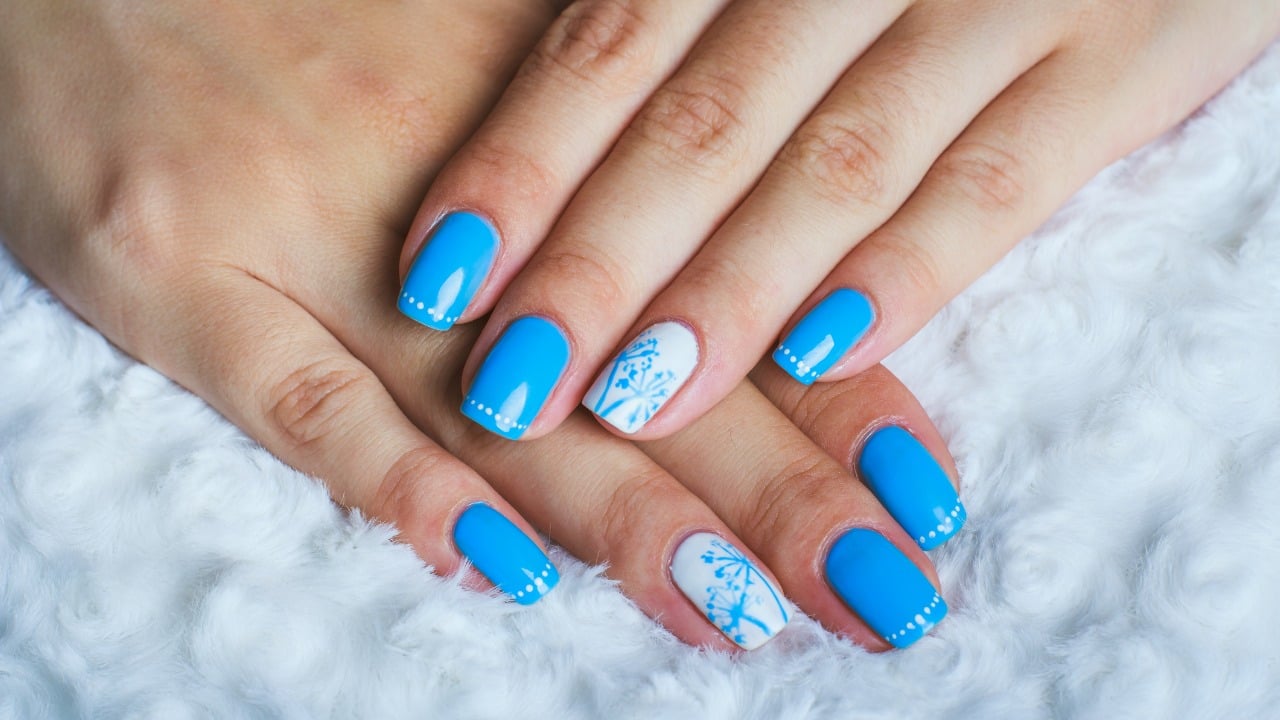 como fazer unhas decoradas azul turquesa com glitter
