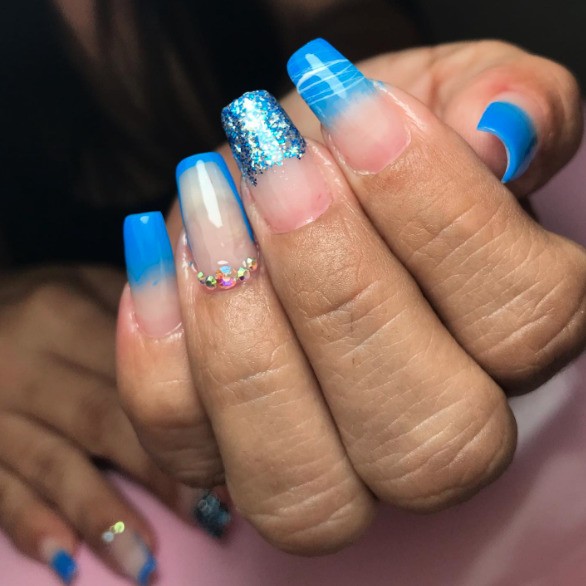 inspiração unhas decoradas azul turquesa para verão