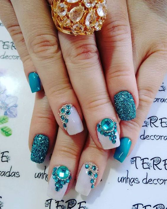 como fazer unhas decoradas azul turquesa com glitter