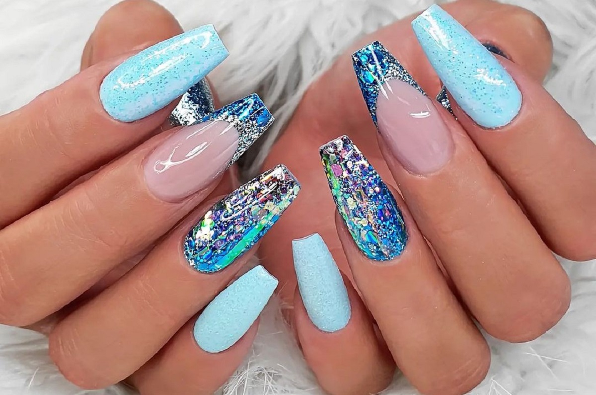 inspiração unhas decoradas azul turquesa para verão