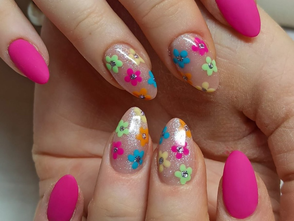 unhas pintadas a mao ou adesivo qual dura mais