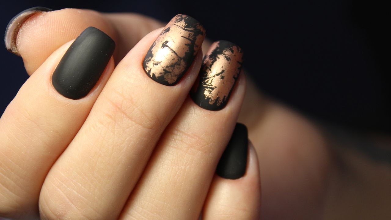 erros comuns ao fazer unhas pretas decoradas