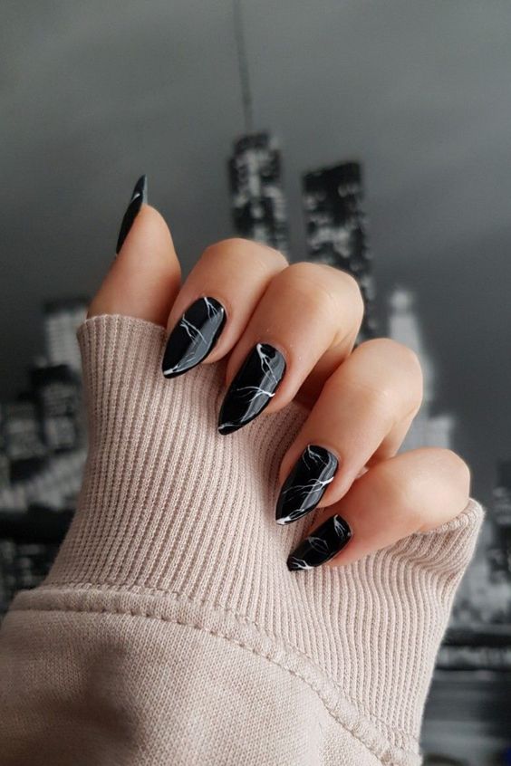 unhas pretas decoradas com glitter fininho