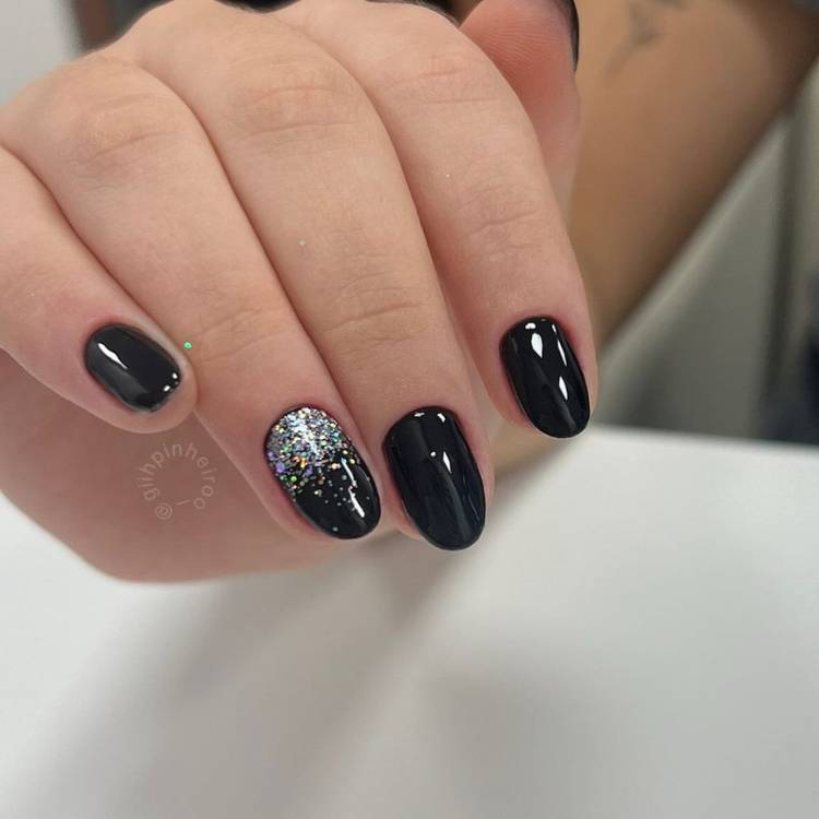 erros comuns ao fazer unhas pretas decoradas