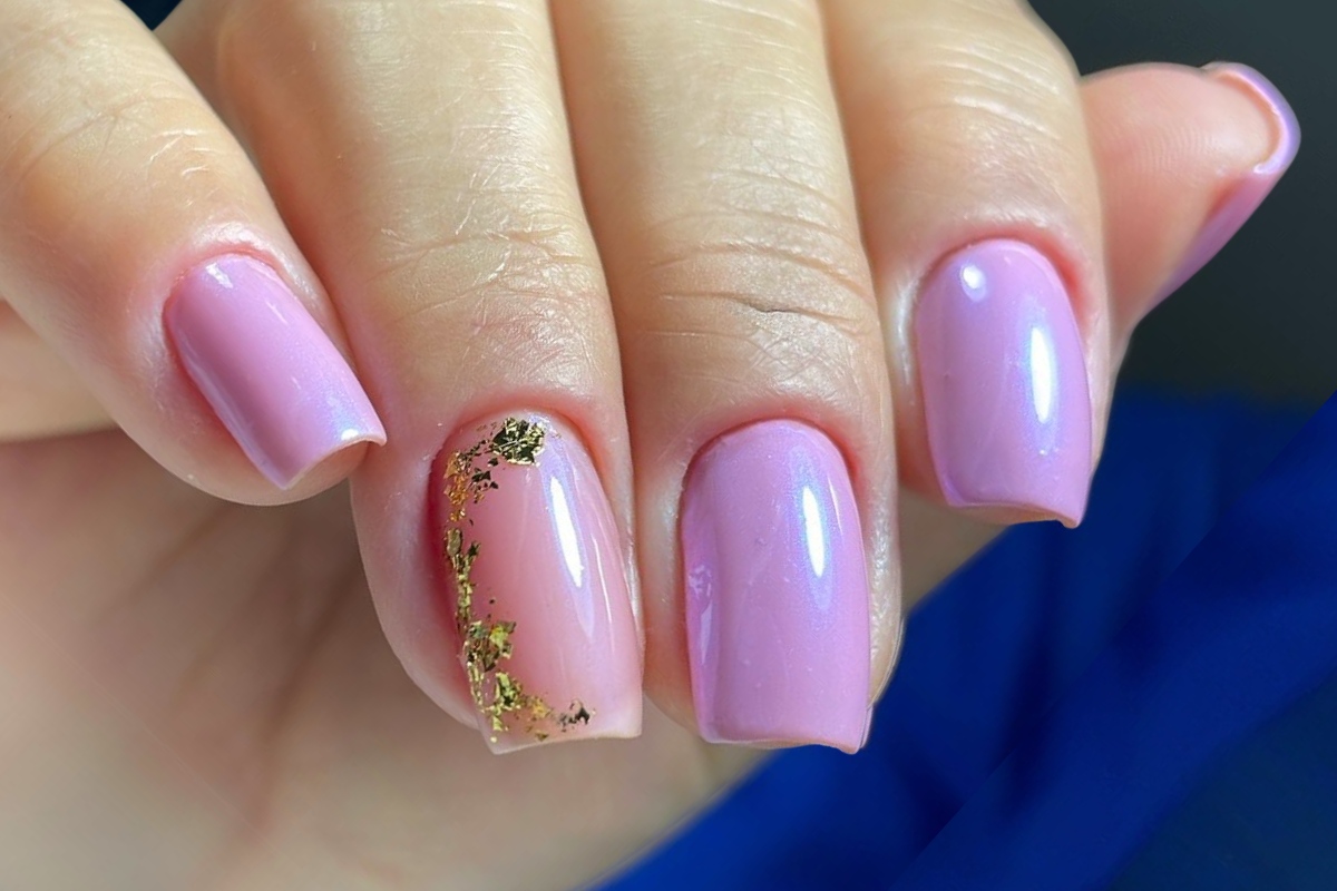 unhas curtas com efeito perolado