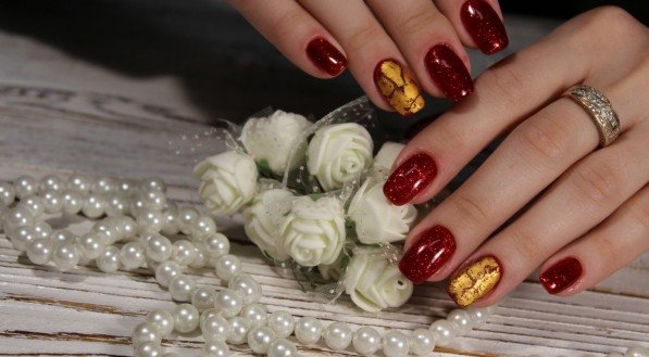 unhas decoradas vermelhas com dourado