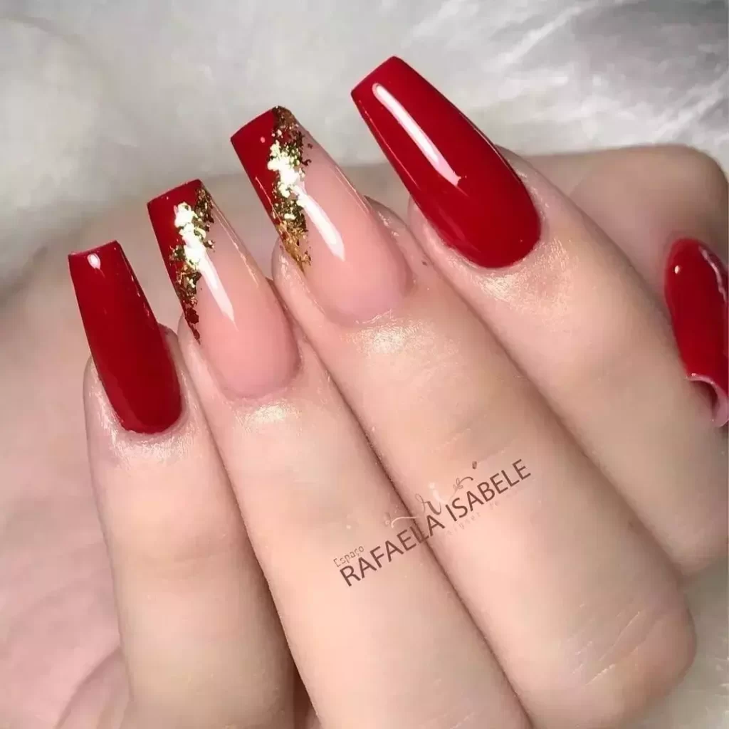 erros comuns ao fazer unhas vermelhas com dourado