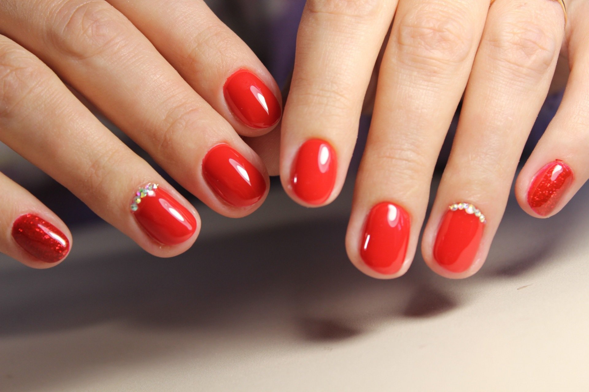 quanto custa fazer unhas decoradas vermelho e branco gel