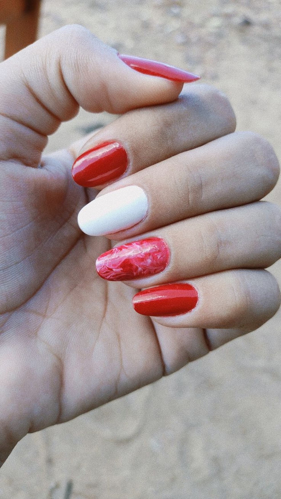 unha gel ou esmalte comum vermelho e branco qual dura mais