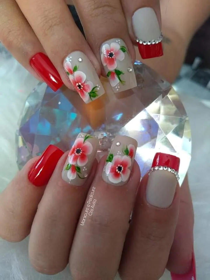 unhas decoradas vermelho e branco gel ou esmalte