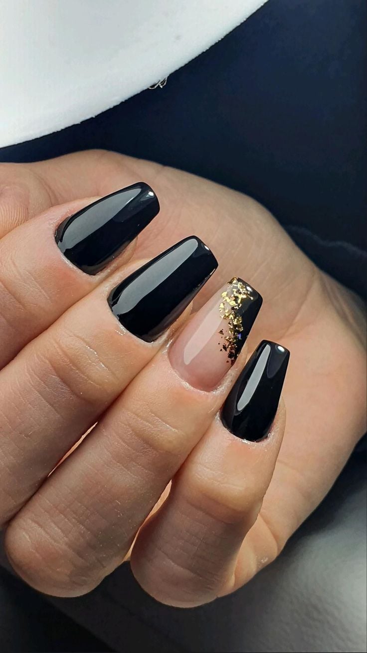 unhas em gel pretas vs. unhas em gel vermelhas