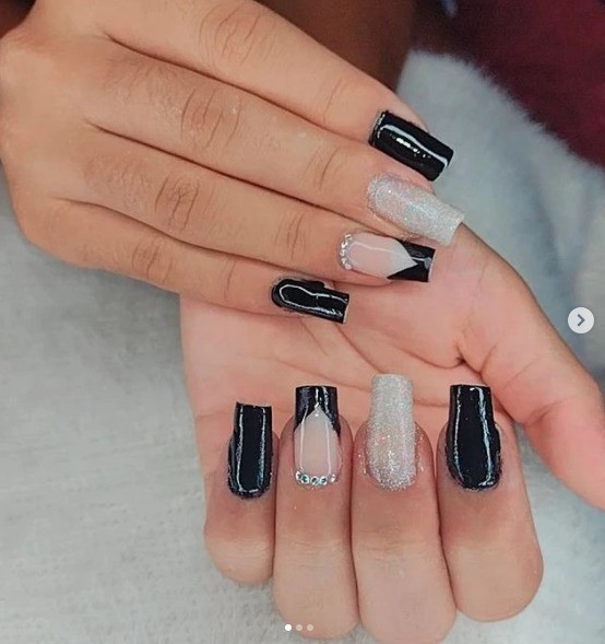 inspiração unhas em gel pretas com glitter