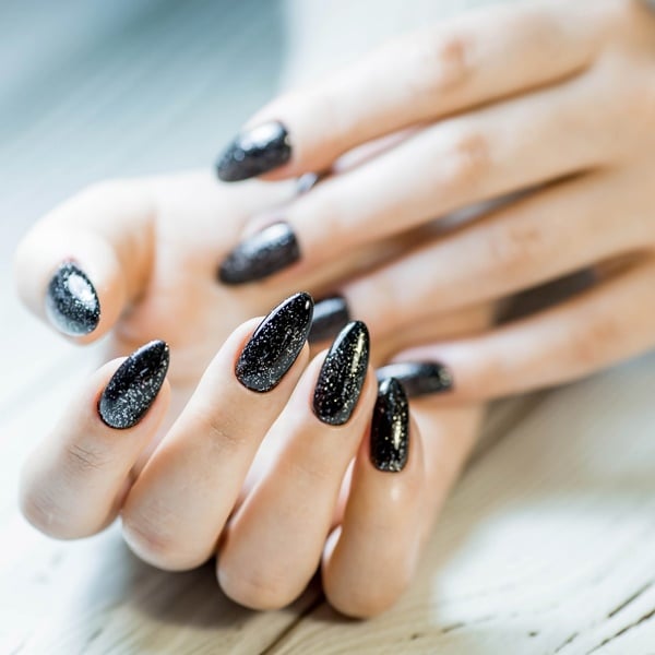 unhas pretas com glitter encapsulado
