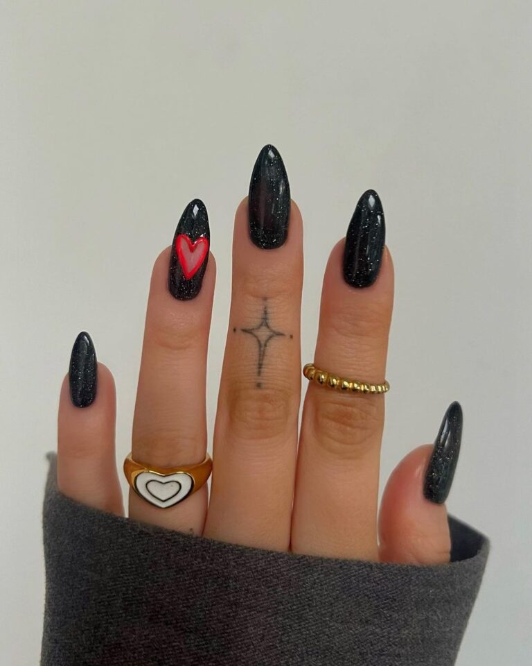 unhas pretas com glitter degradê