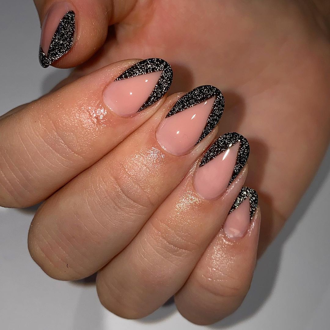 unhas pretas com glitter encapsulado