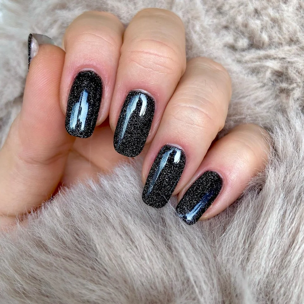 unhas pretas com glitter degradê
