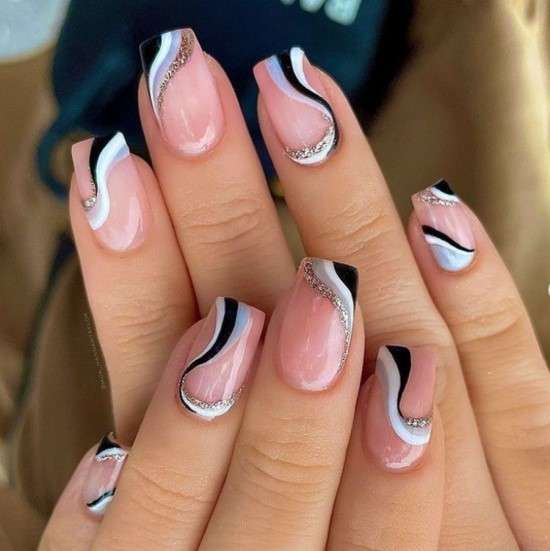 unhas pretas com glitter colorido