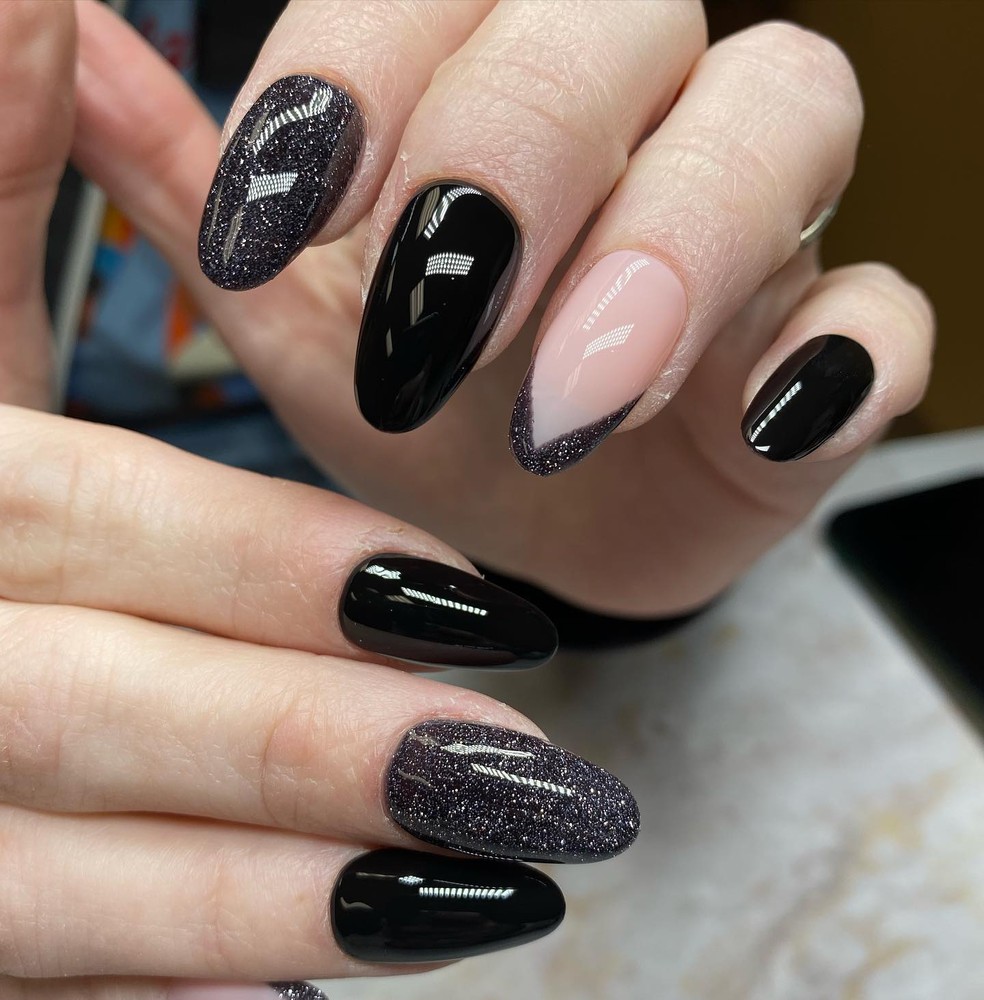 unhas pretas com glitter colorido