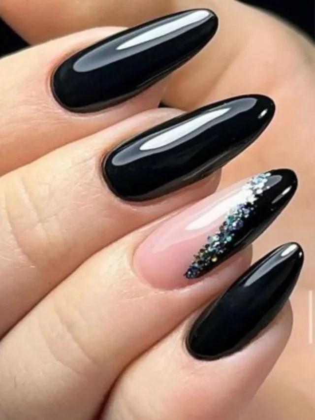 unhas pretas com glitter holográfico