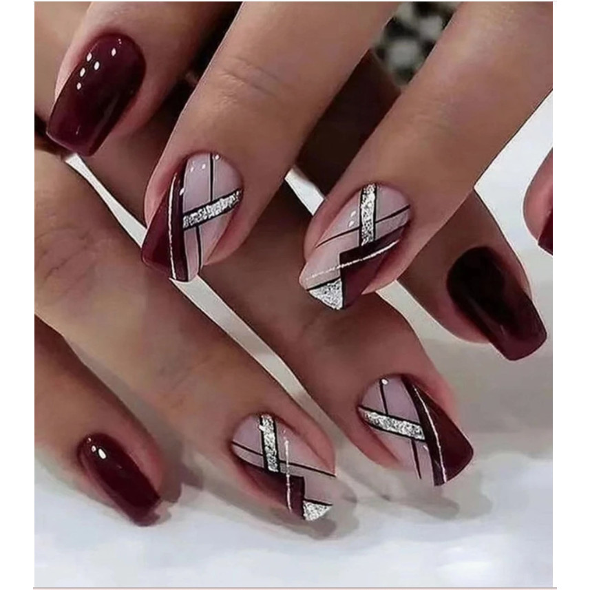 unhas pretas com glitter holográfico