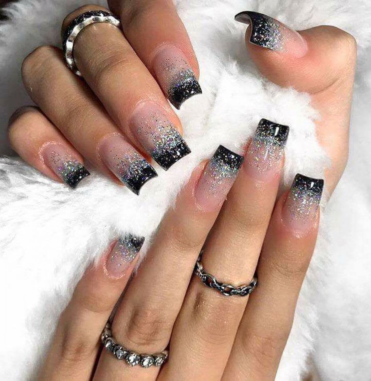 unhas pretas com glitter fino