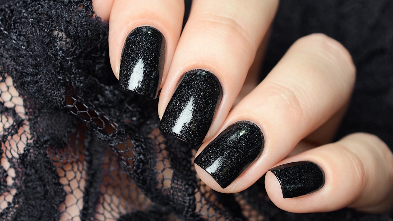 unhas pretas com glitter e filha única