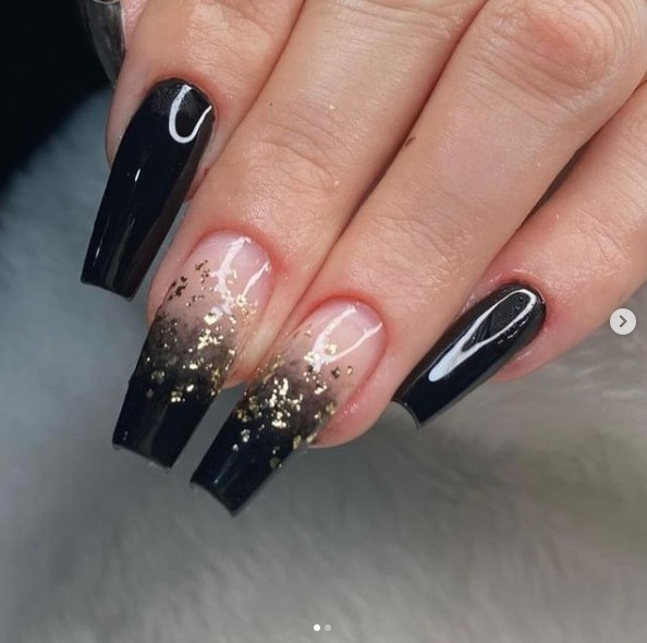 unhas pretas fosco com glitter