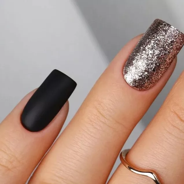 unhas em gel pretas decoradas com glitter