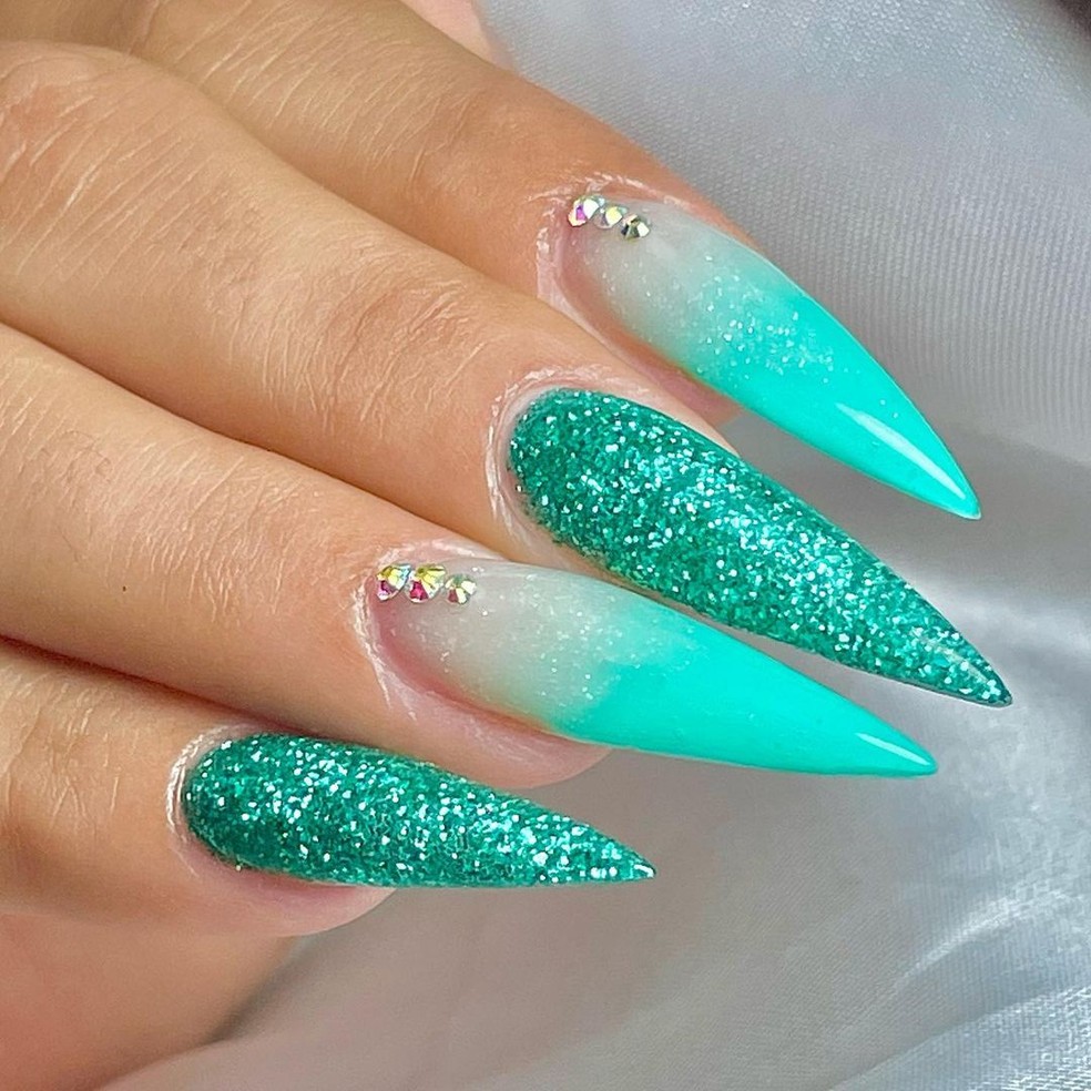 unhas em gel verde brilhante