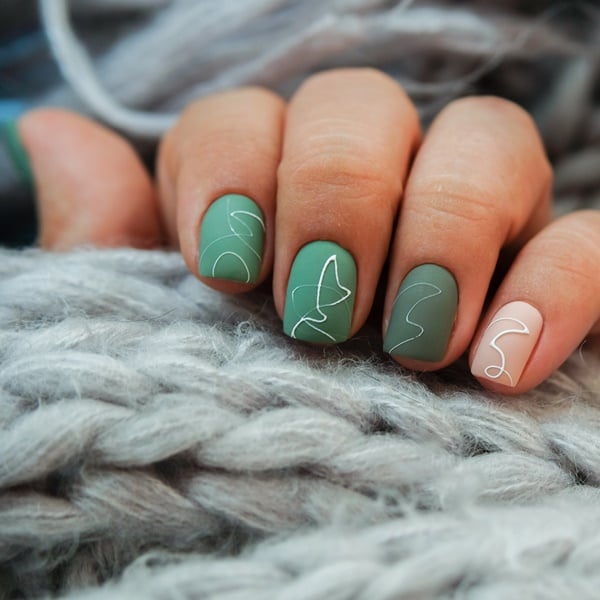 unhas em gel verde minimalista