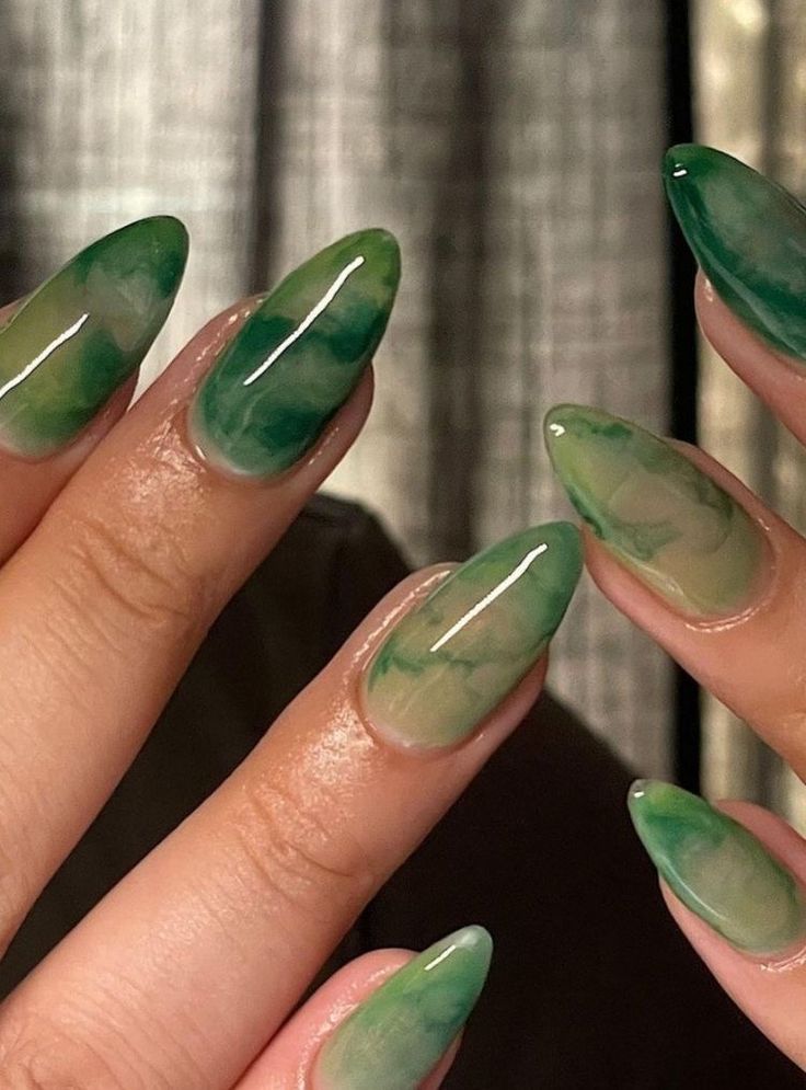 unhas em gel verde militar