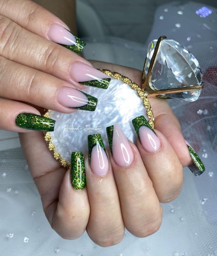 unhas em gel verde com glitter