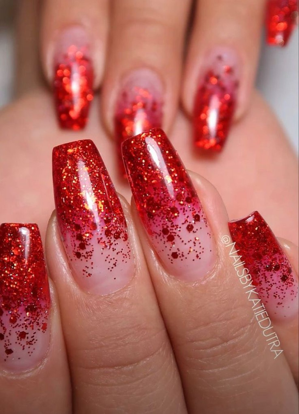 unhas vermelhas com glitter fininho