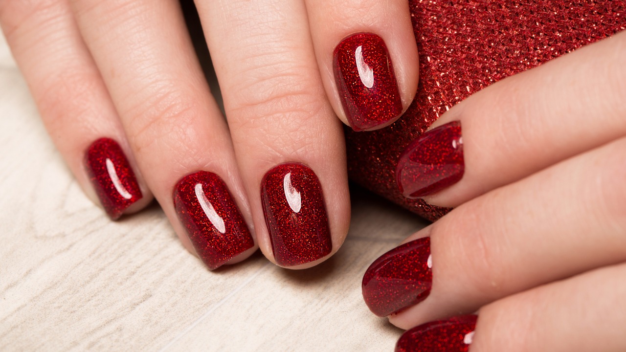 unhas vermelhas com glitter cintilante