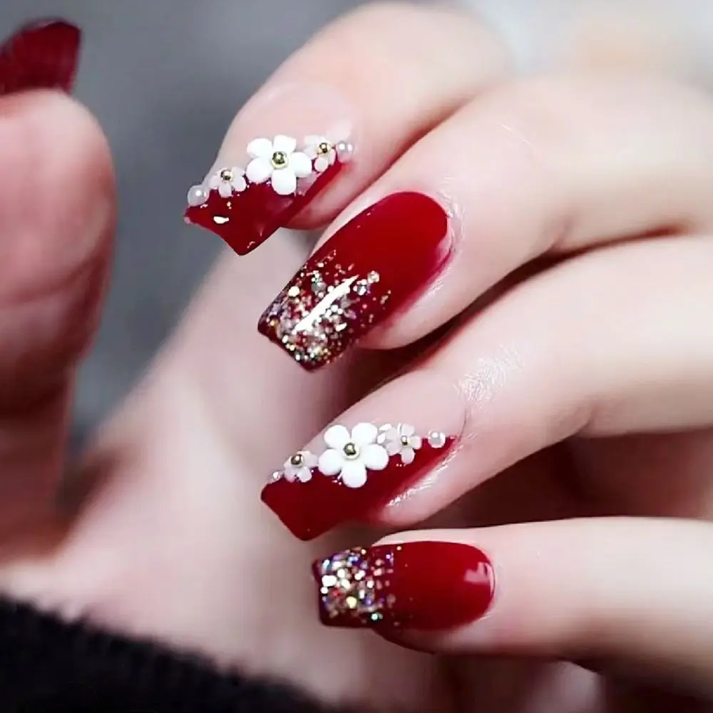 unhas vermelhas com glitter em tons escuros (vinho, bordô)