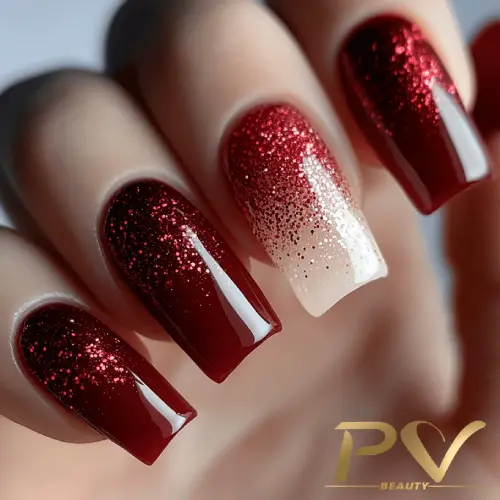 unhas vermelhas com glitter em tons vibrantes (cereja, escarlate)